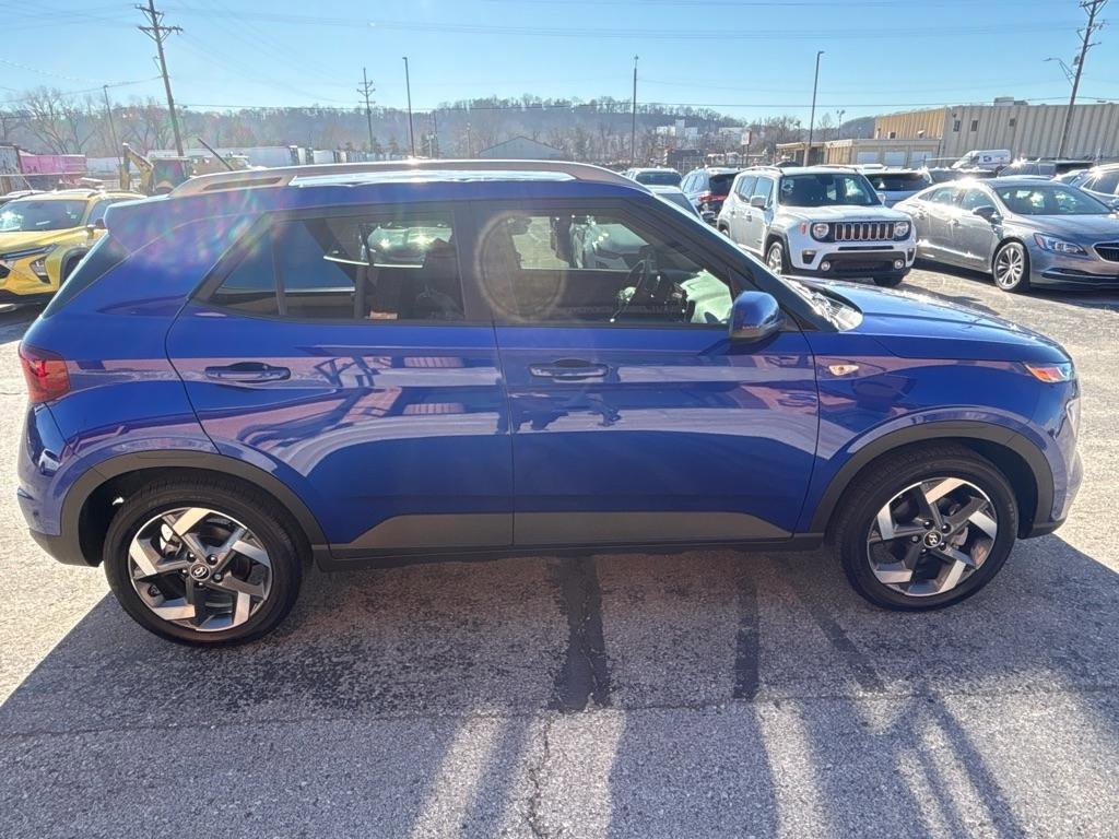 Used 2025 Hyundai Venue Limited FWD image 8