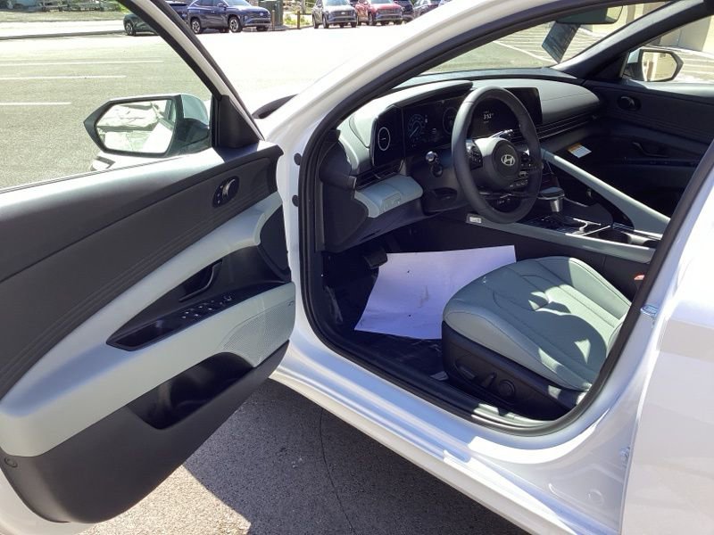 New 2025 Hyundai Elantra Limited image 21