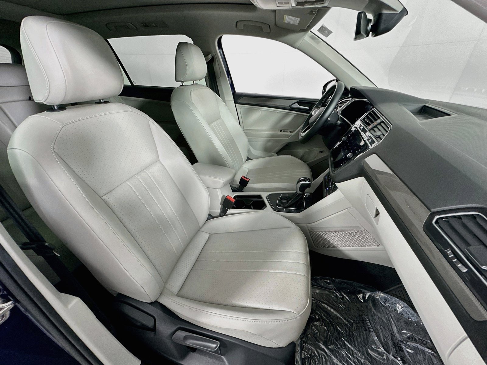Used 2024 Volkswagen Tiguan SE FWD image 28