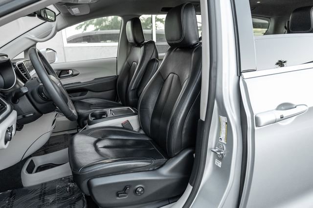 Used 2022 Chrysler Pacifica Touring-L image 12