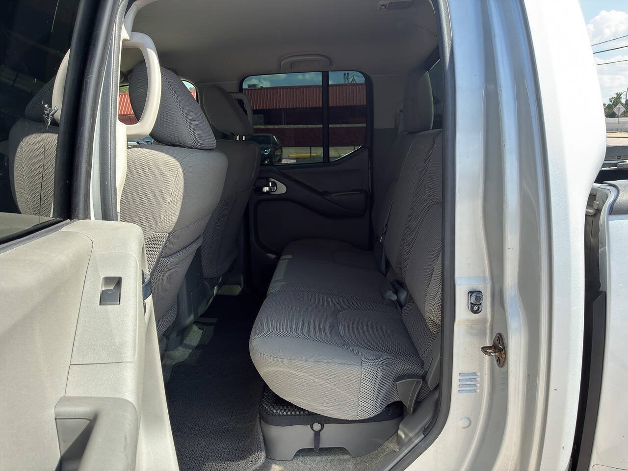 Used 2015 Nissan Frontier SV w/ SV Value Truck Package RWD image 26