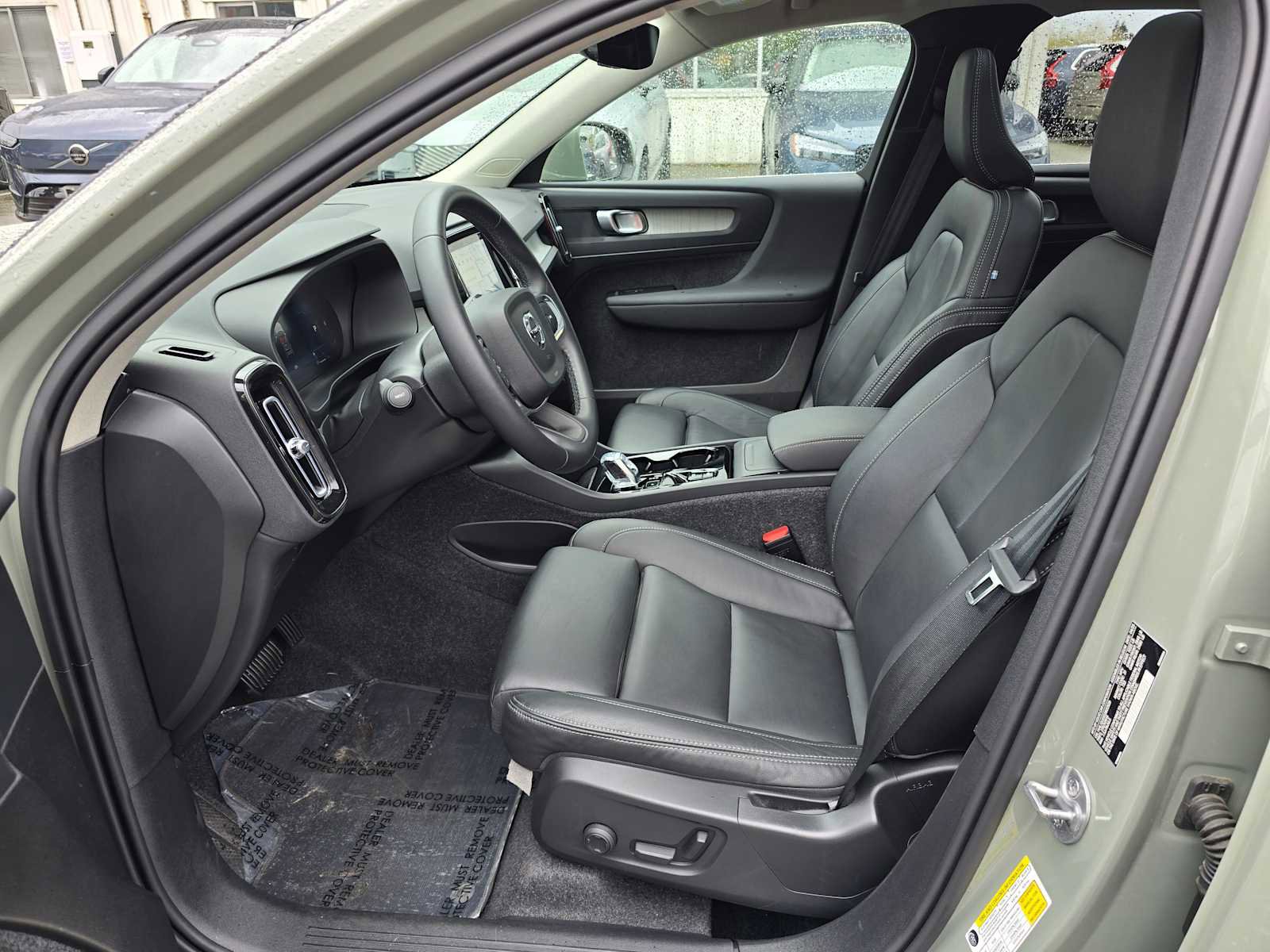 Certified 2025 Volvo XC40 B5 Plus AWD/4WD image 21