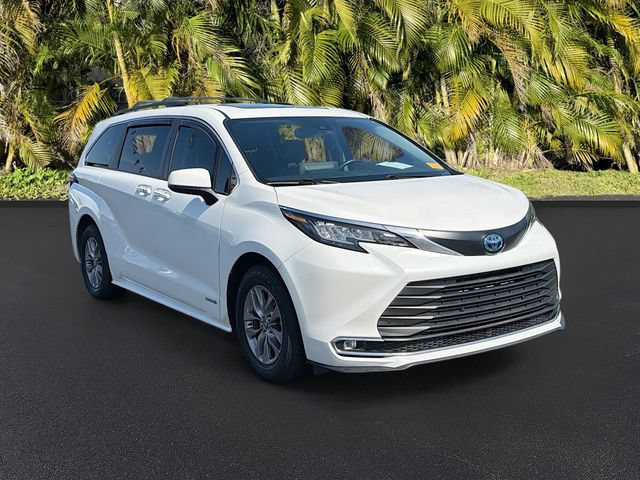 Used 2021 Toyota Sienna XLE FWD image 2