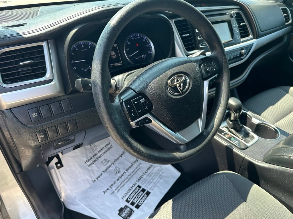 Used 2019 Toyota Highlander LE AWD/4WD image 13