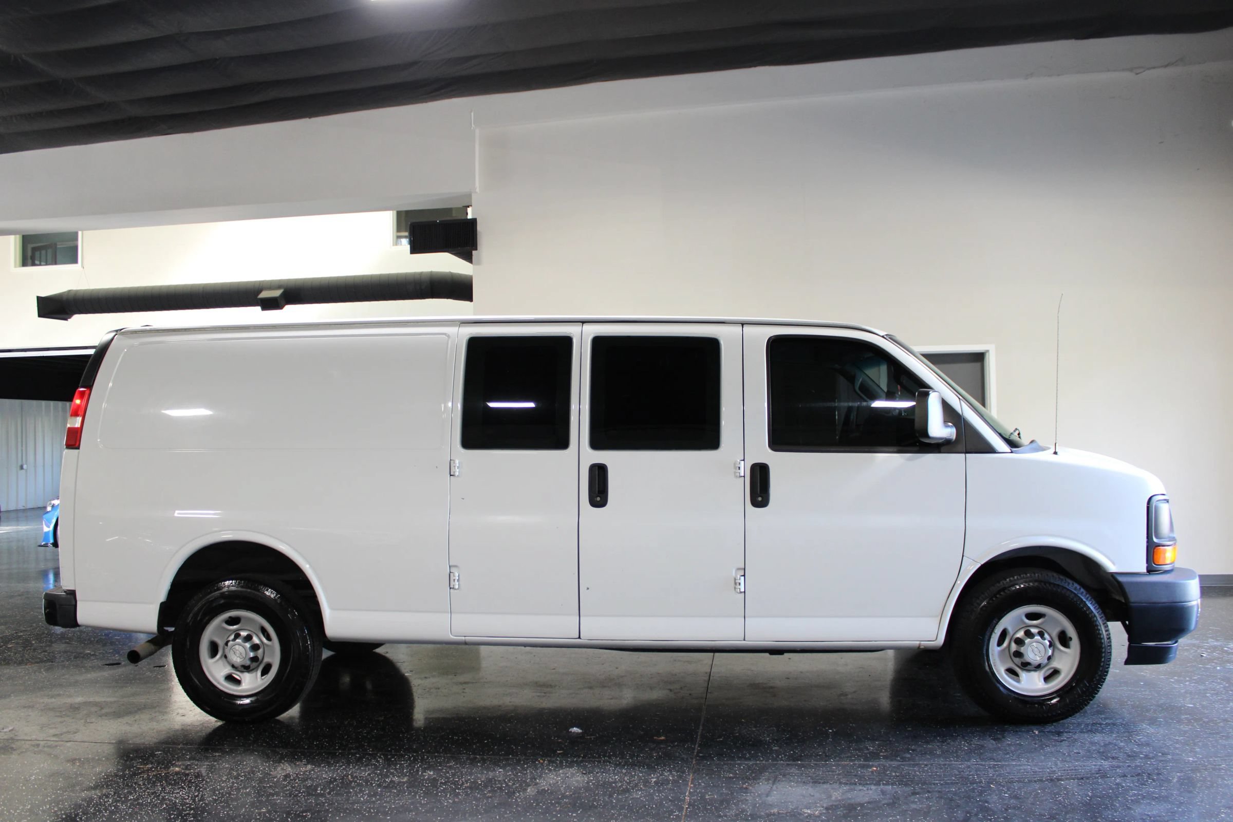 Used 2017 Chevrolet Express 2500 Extended RWD image 2
