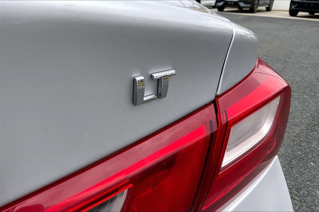 Used 2018 Chevrolet Malibu LT image 24