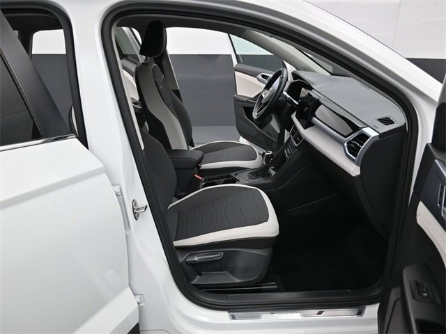 Certified 2025 Volkswagen Taos SE image 32