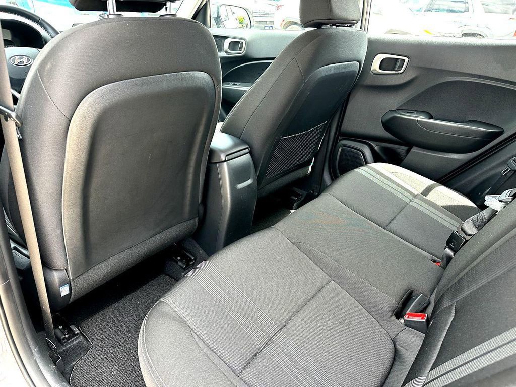 Used 2022 Hyundai Venue SEL FWD image 21