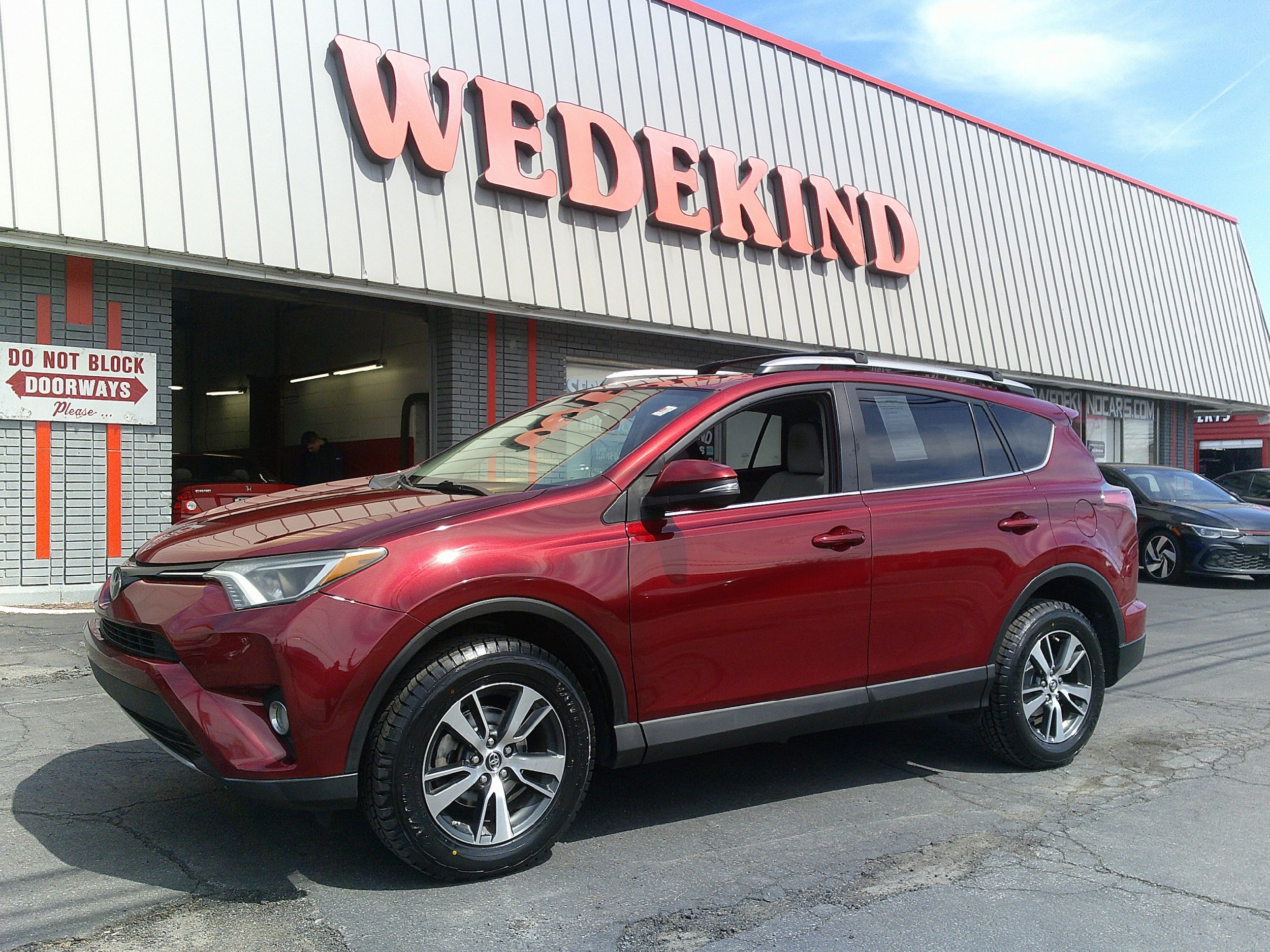 Used 2018 Toyota RAV4 XLE w/ Plus Extra Value Package AWD/4WD image 1