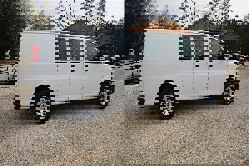 Used 2010 Chevrolet Express 1500 image 13