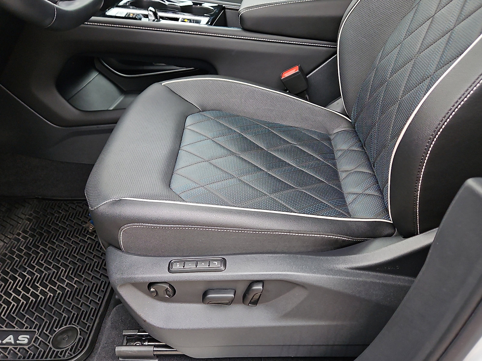 Used 2025 Volkswagen Atlas Cross Sport SEL Premium R-Line image 15