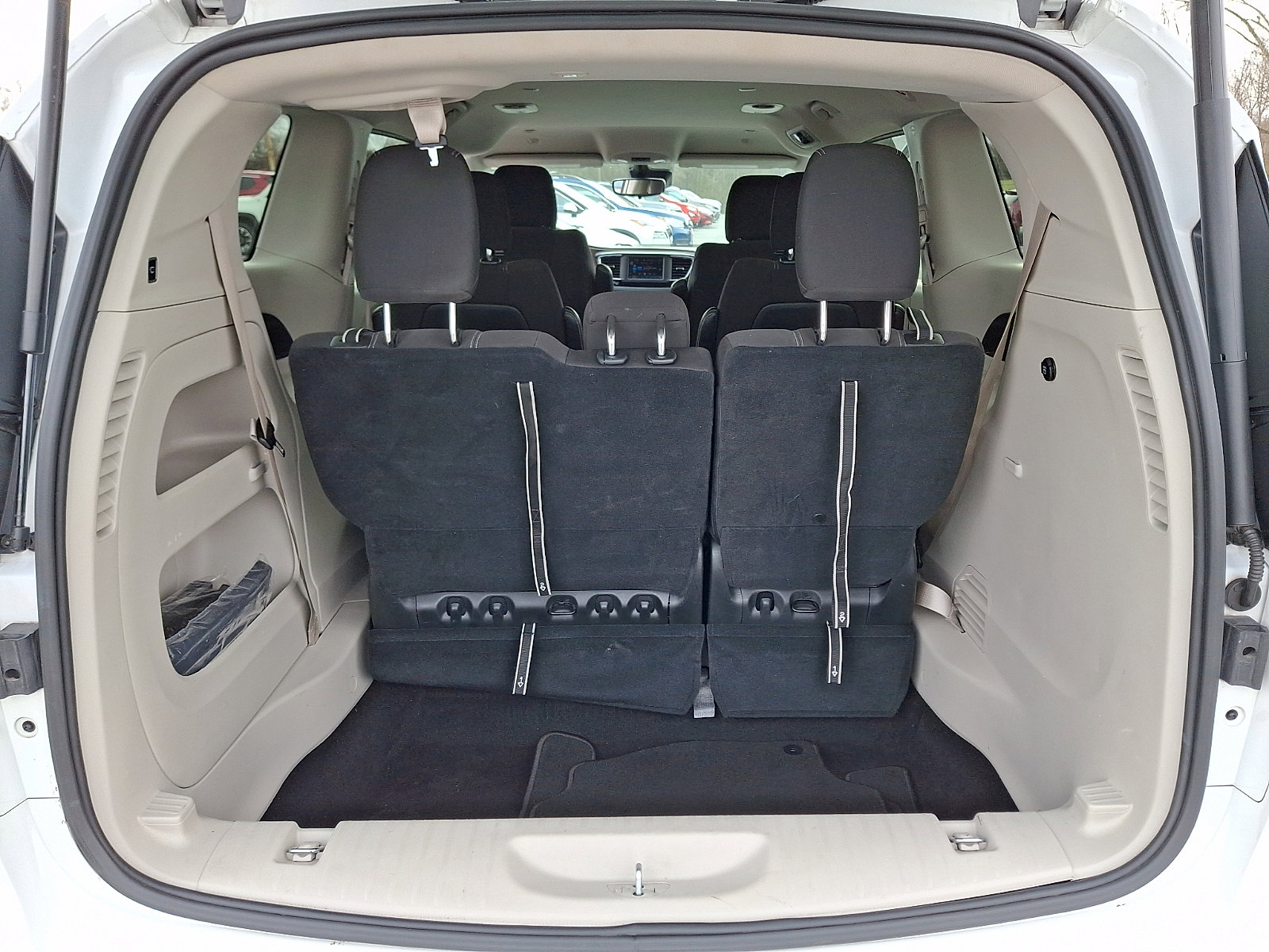 Used 2024 Chrysler Voyager LX image 28