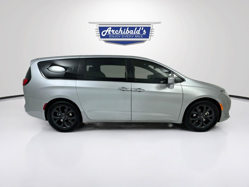 Used 2020 Chrysler Pacifica Touring w/ S Appearance Package FWD image 9