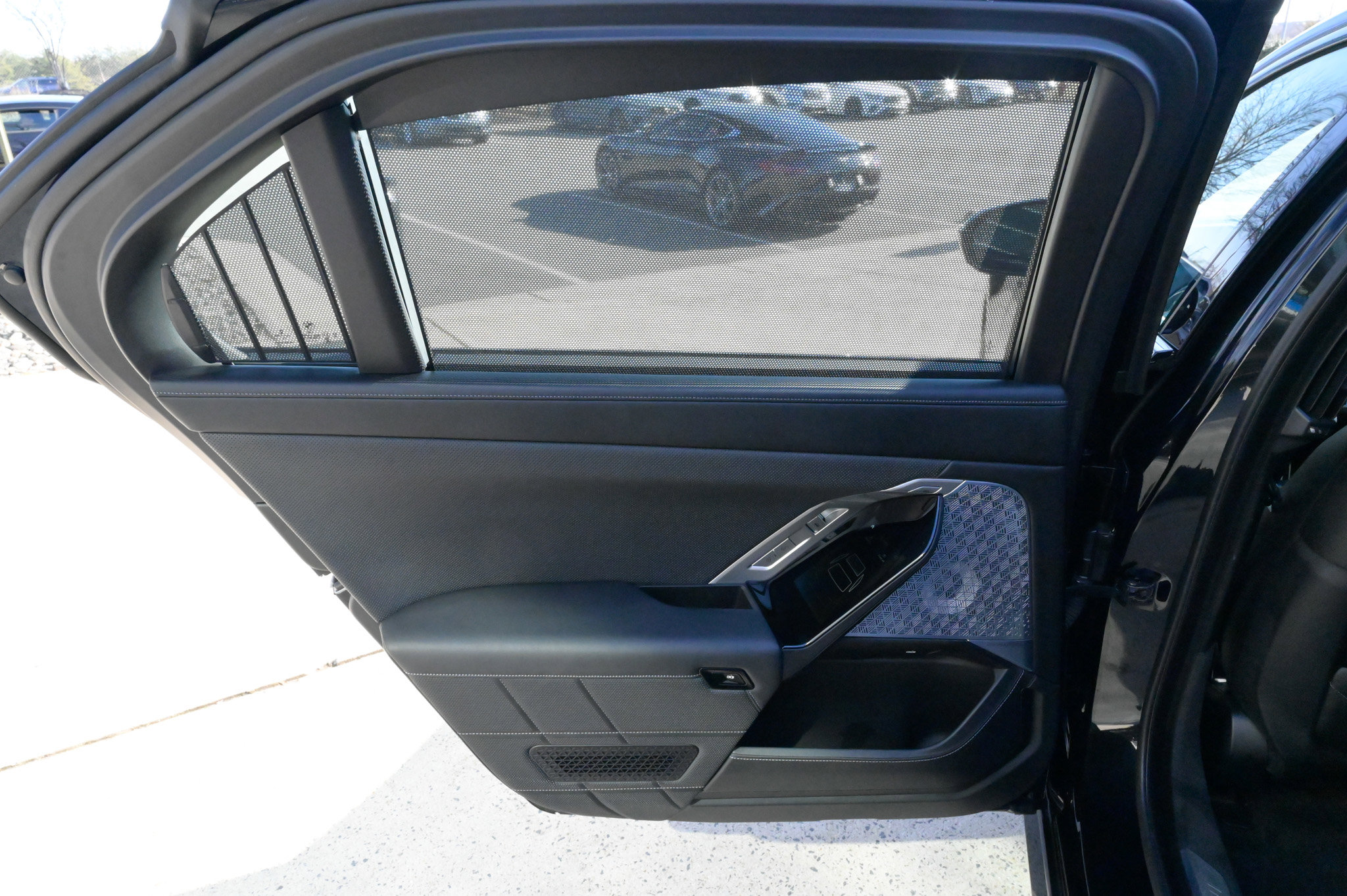 Used 2023 BMW 760i xDrive w/ Executive Package image 38