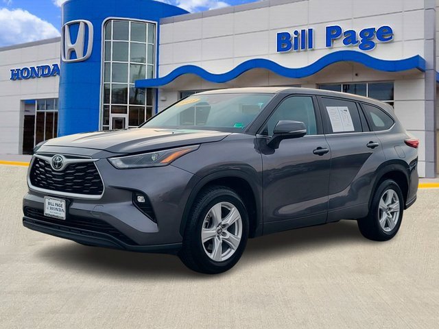 Used 2023 Toyota Highlander LE image 2