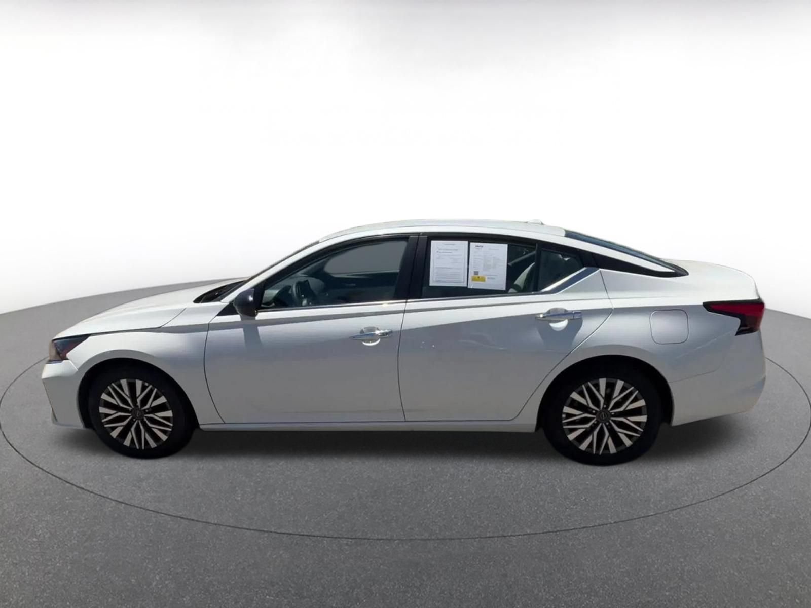 Used 2025 Nissan Altima 2.5 SV FWD image 9