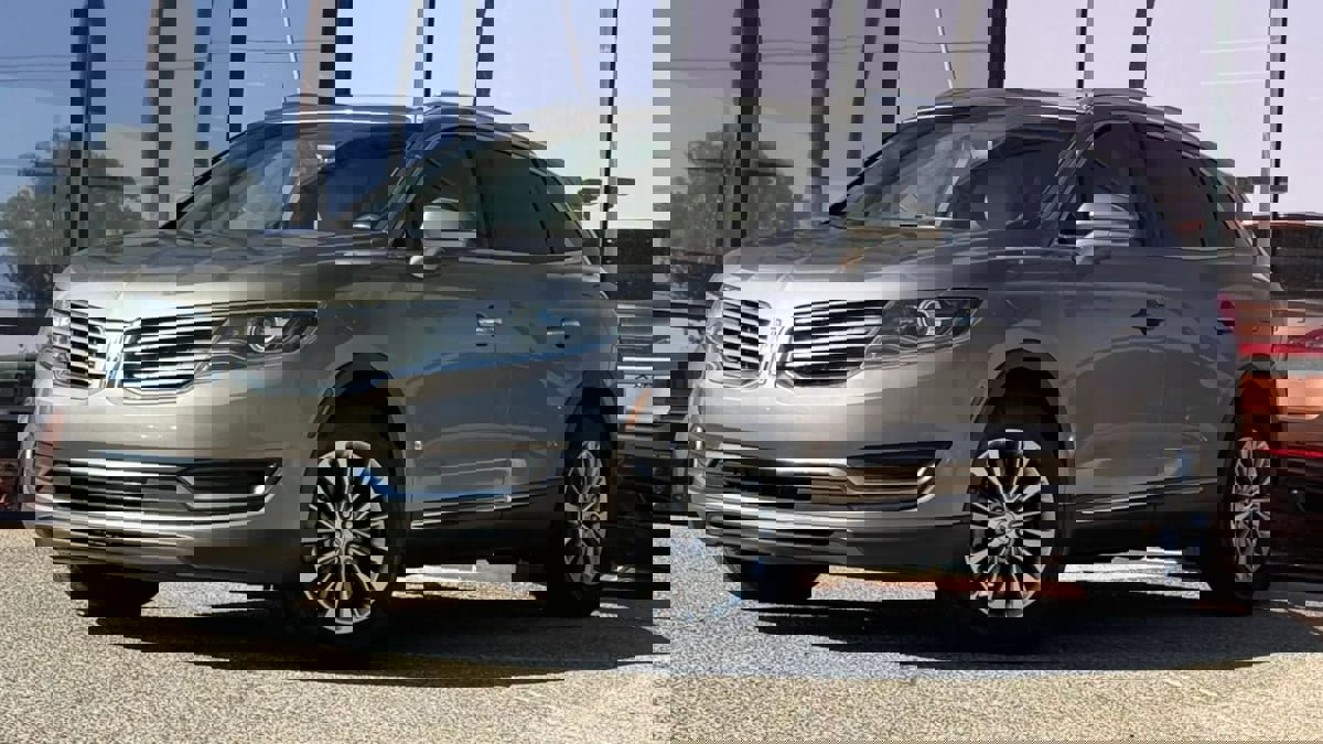 Used 2016 Lincoln MKX Select w/ Select Plus Package FWD image 2