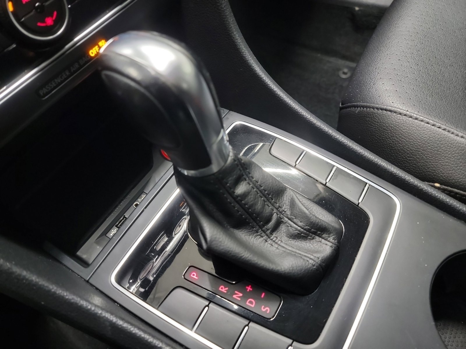 Used 2017 Volkswagen Passat 1.8T R-Line w/ R-Line Lighting Package image 26