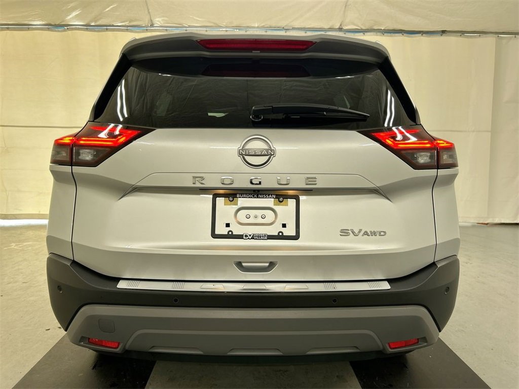 Used 2023 Nissan Rogue SV image 3