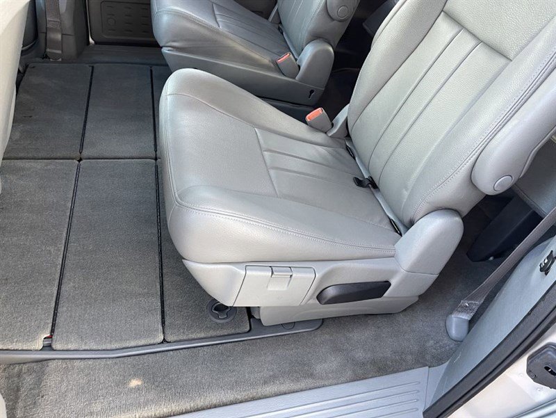 Used 2006 Dodge Grand Caravan SXT w/ Leather Interior Group FWD image 11