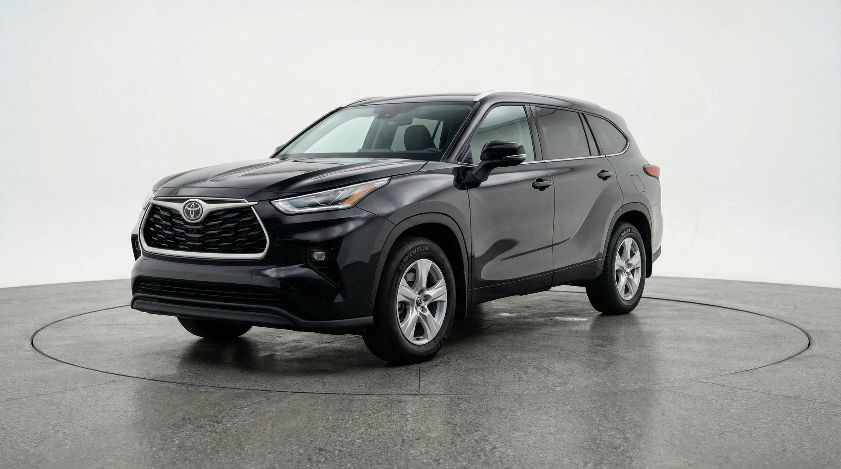 Used 2025 Toyota Highlander LE image 3