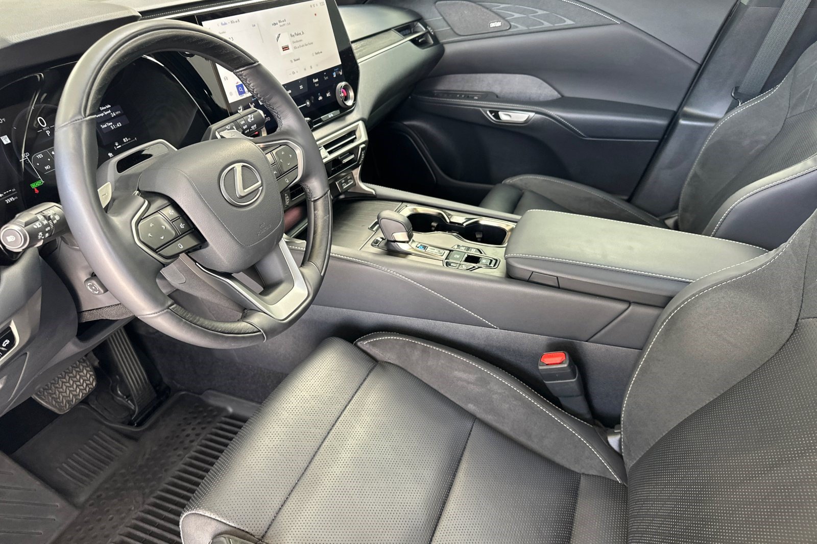 Certified 2025 Lexus RX 450h AWD w/ Luxury Package image 11