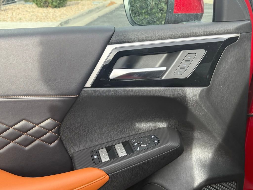 Used 2025 Mitsubishi Outlander 4WD Plug-In Hybrid image 10