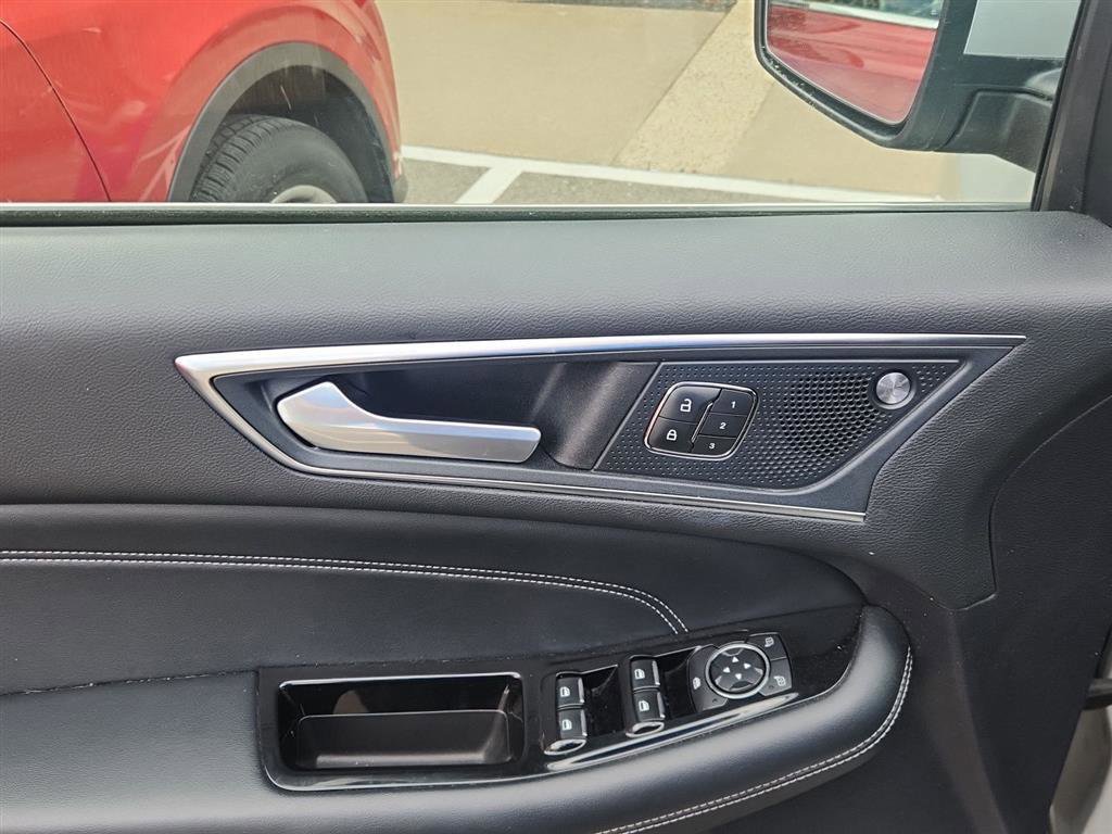 Used 2019 Ford Edge Titanium w/ Equipment Group 301A AWD/4WD image 15