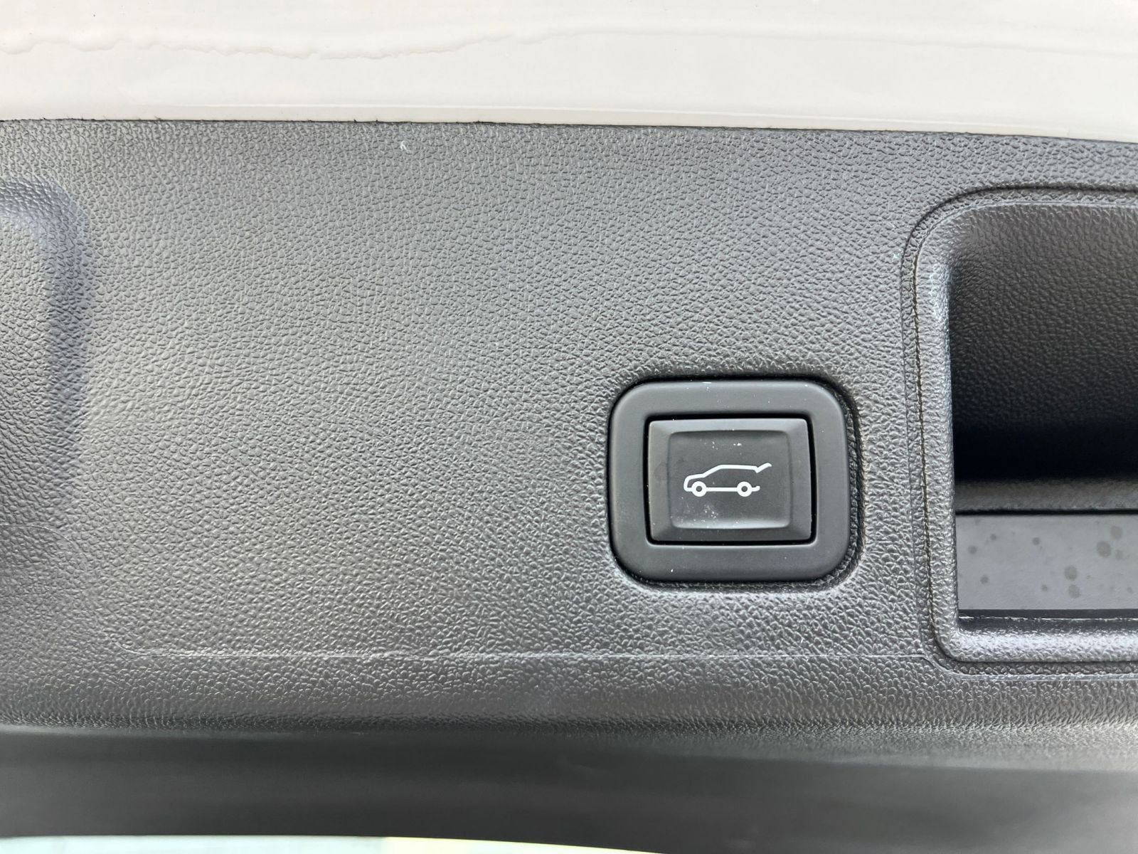 Used 2024 GMC Terrain SLT image 23