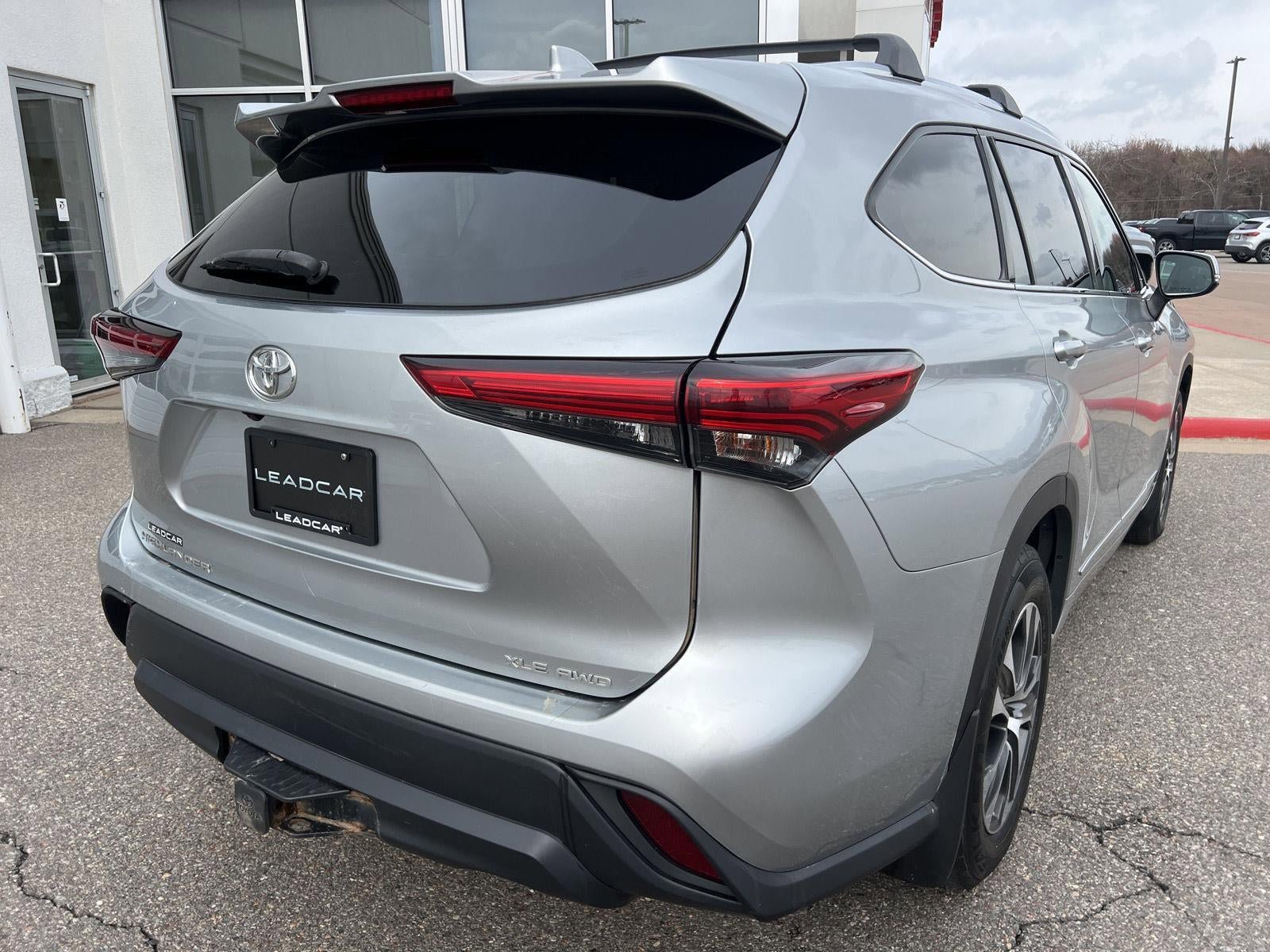 Used 2020 Toyota Highlander XLE AWD/4WD image 13