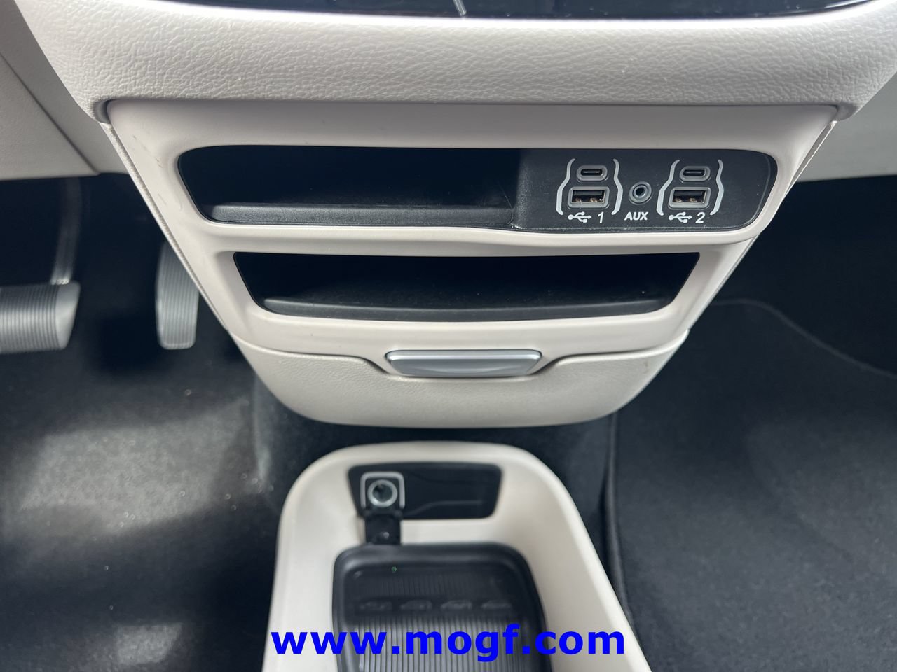 Used 2024 Chrysler Pacifica Touring-L FWD image 11