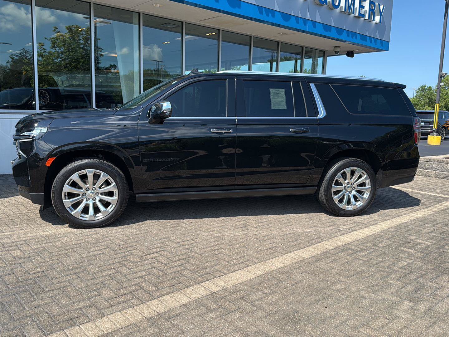 Used 2021 Chevrolet Suburban Premier AWD/4WD image 2