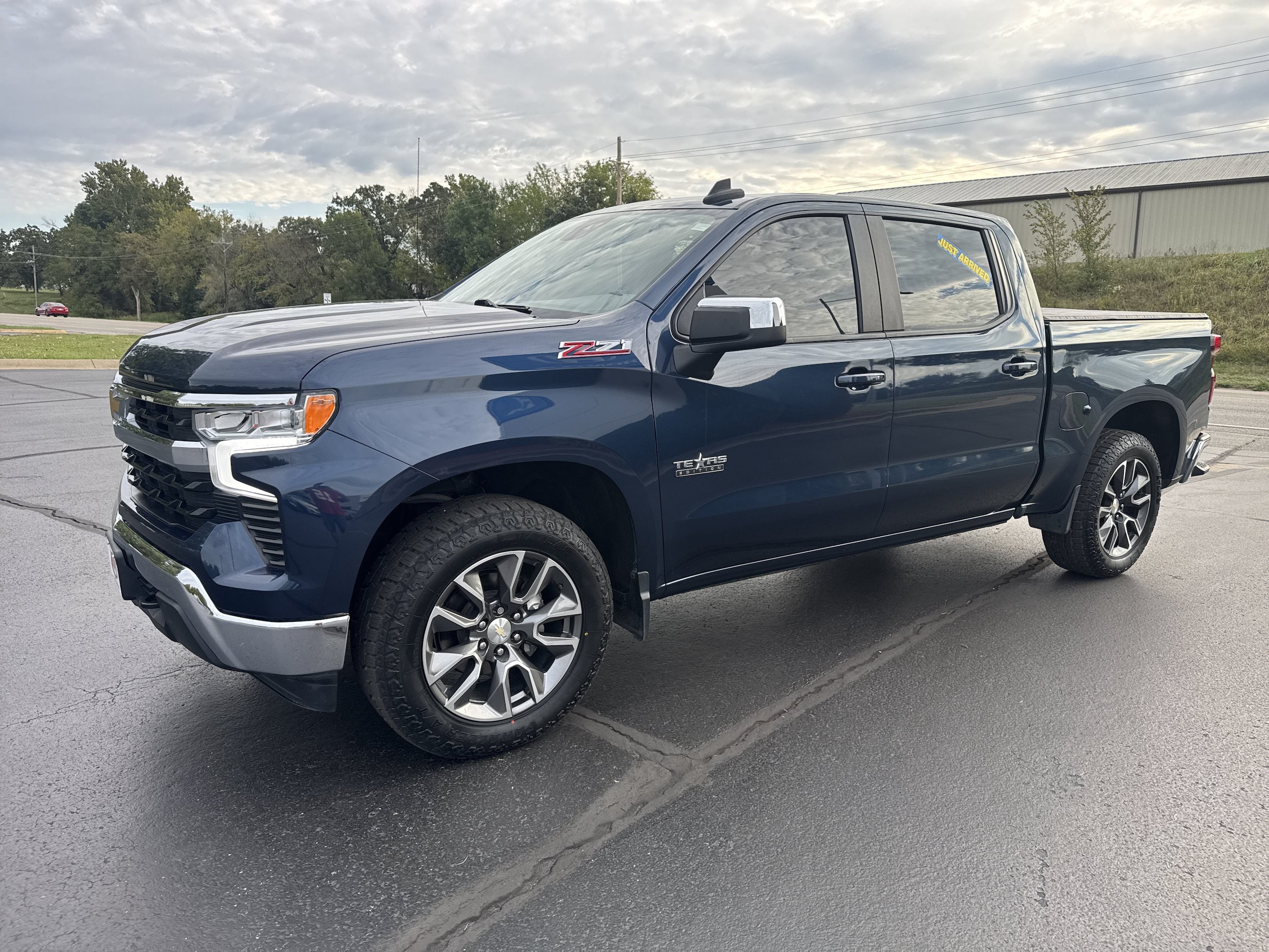 Used 2022 Chevrolet Silverado 1500 LT AWD/4WD image 2