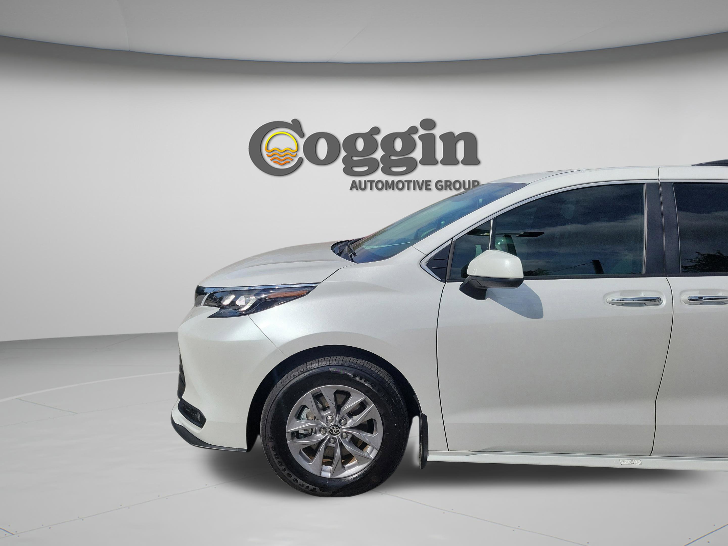 Certified 2025 Toyota Sienna XLE FWD image 31