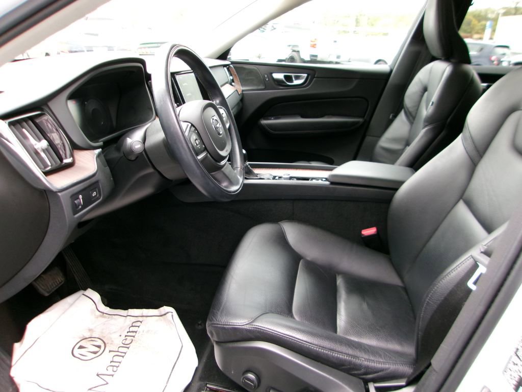 Used 2021 Volvo XC60 T5 Momentum w/ Premium Package image 9