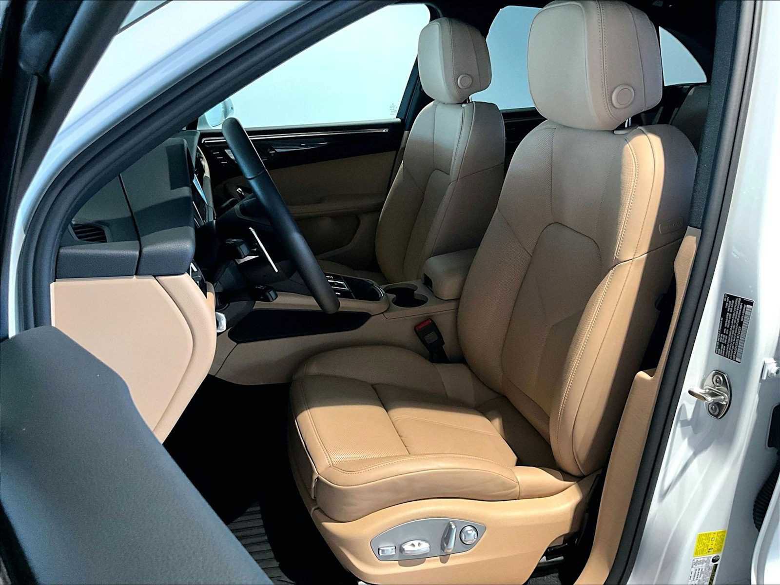 Used 2025 Porsche Macan image 8