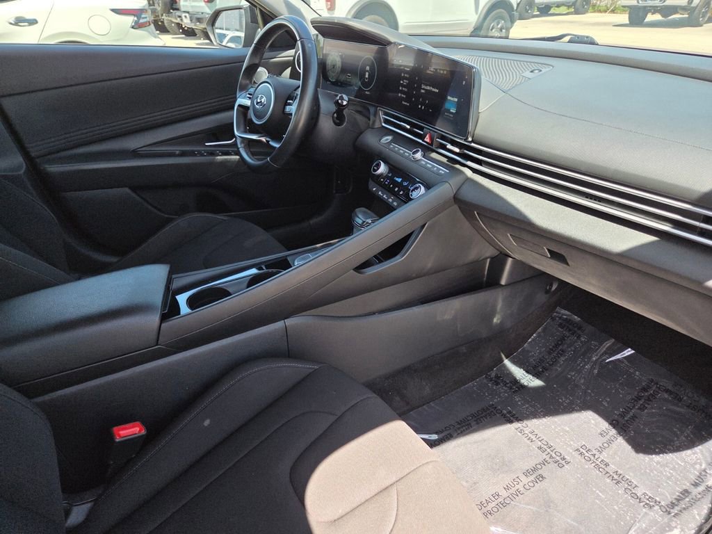 Used 2023 Hyundai Elantra SEL w/ Convenience Package image 9
