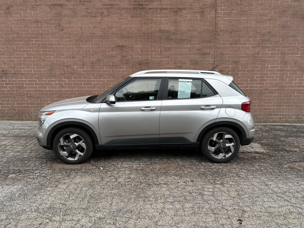 Used 2025 Hyundai Venue SEL FWD image 2