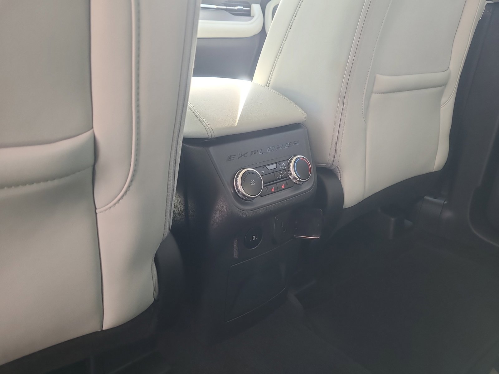 Certified 2025 Ford Explorer Platinum w/ Ultimate Package image 32