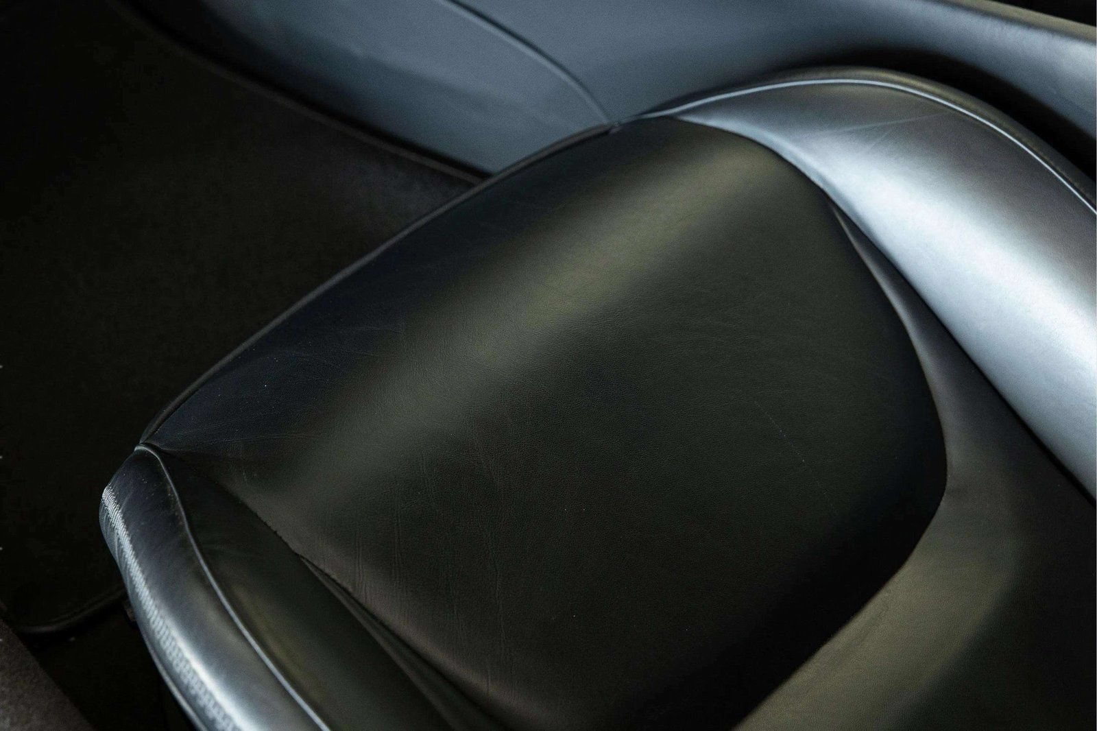 Used 2023 McLaren Artura RWD image 19
