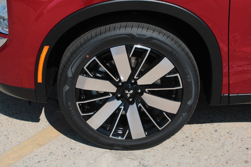 New 2025 Mitsubishi Outlander SE image 2