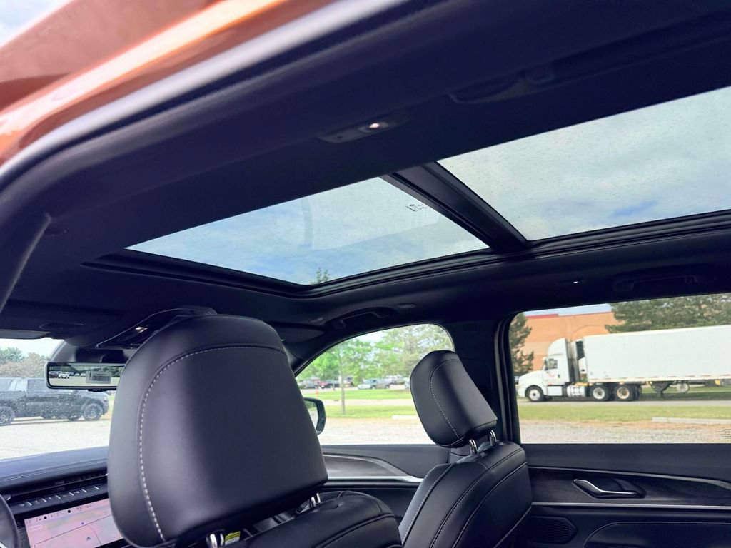 New 2026 Jeep Grand Cherokee Limited AWD/4WD image 12