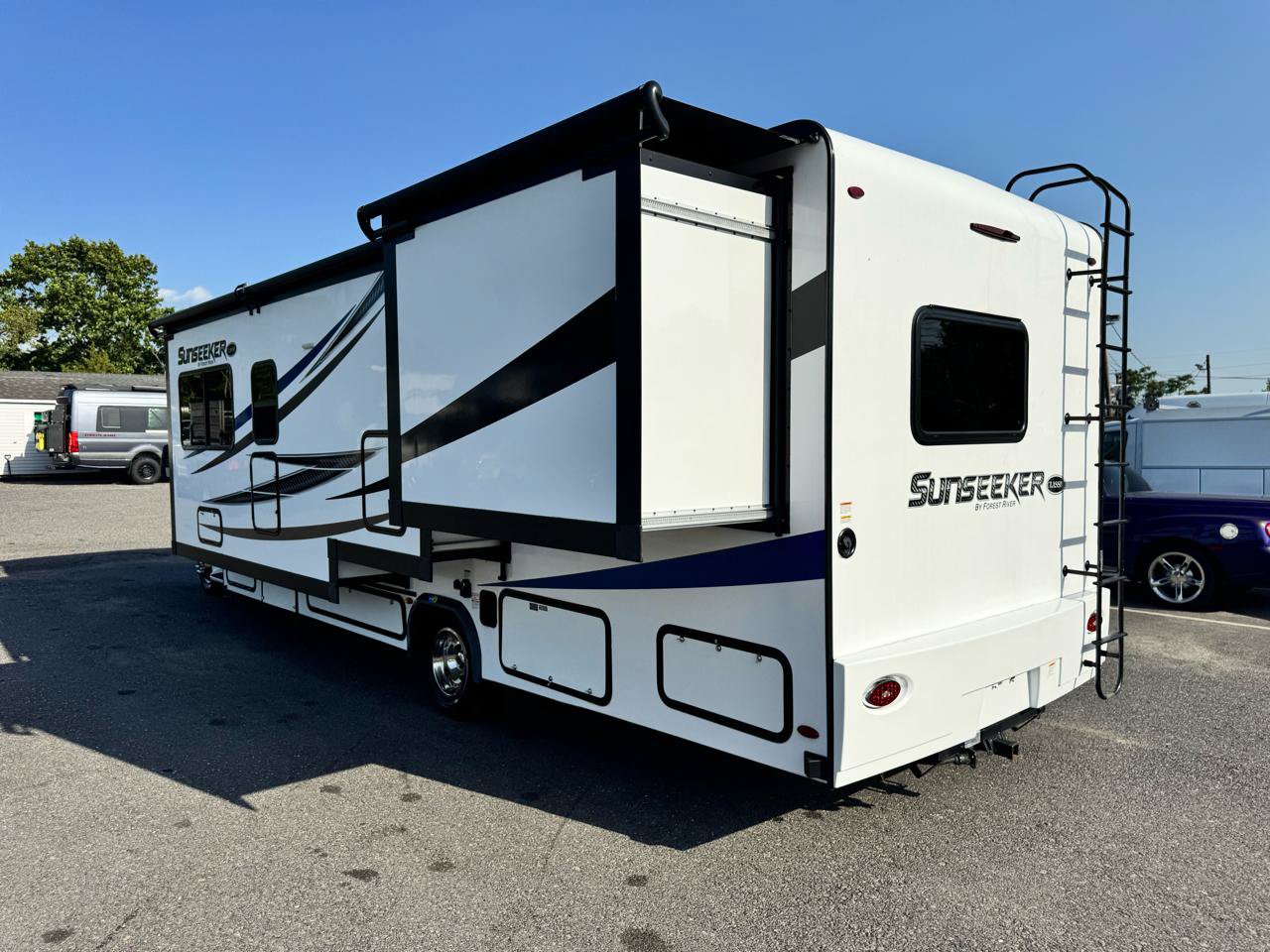 Used 2021 Ford E-450 and Econoline 450 Super Duty w/ Motorhome Prep Package RWD image 7