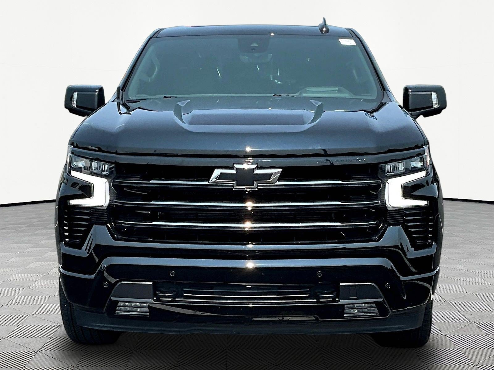 Used 2025 Chevrolet Silverado 1500 High Country w/ High Country Premium Package RWD image 2
