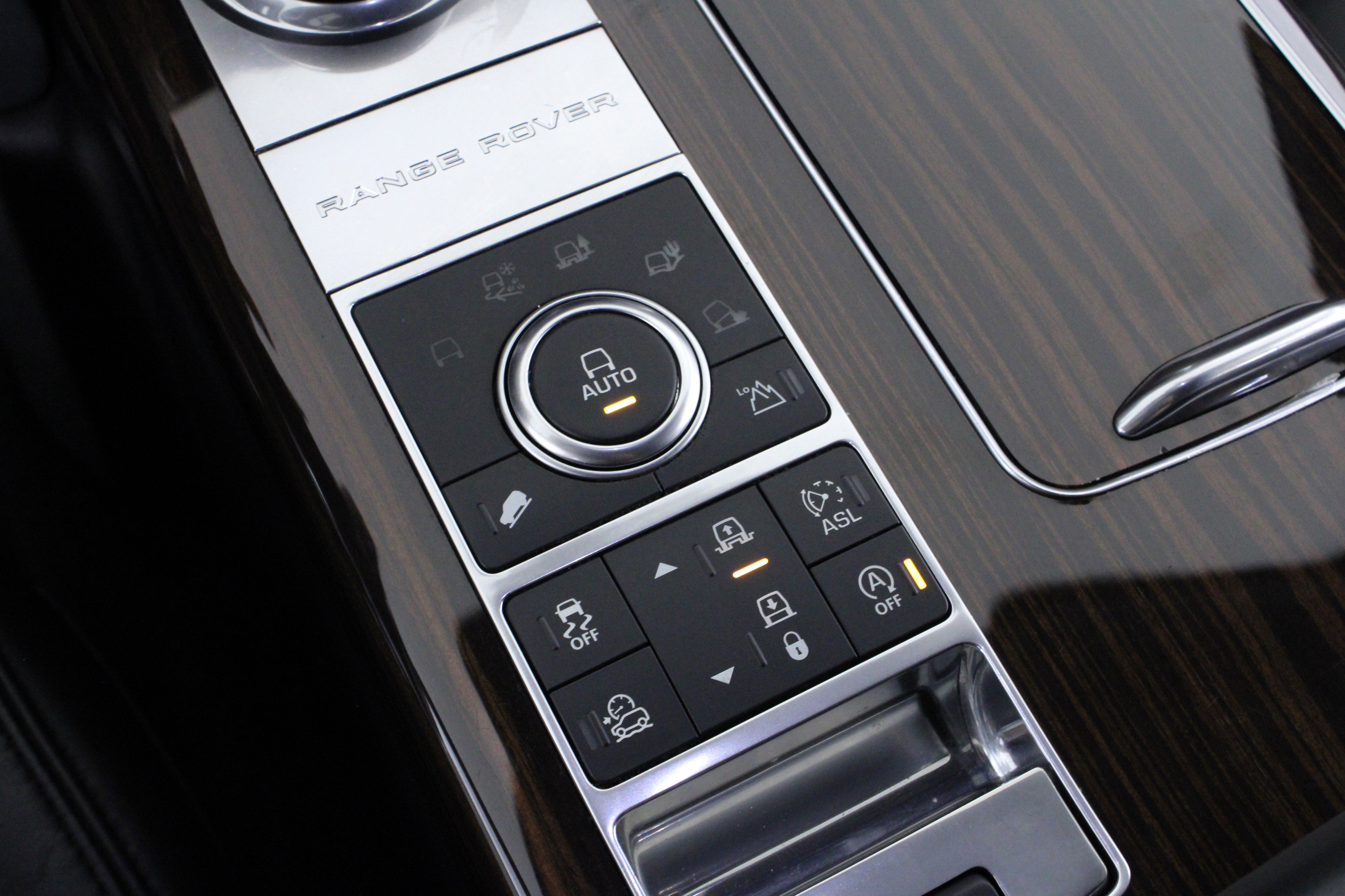 Used 2016 Land Rover Range Rover HSE image 32