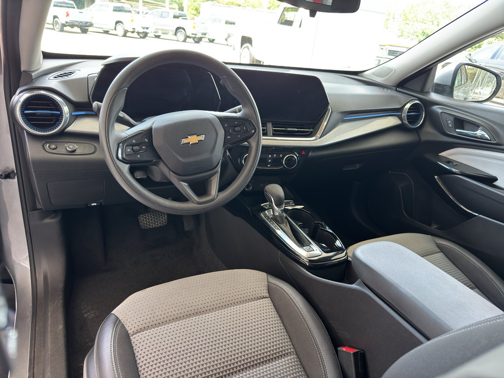 Used 2025 Chevrolet Trax LT FWD image 6