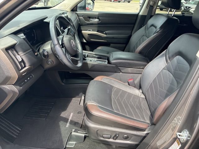 Used 2024 Nissan Pathfinder Platinum FWD image 17
