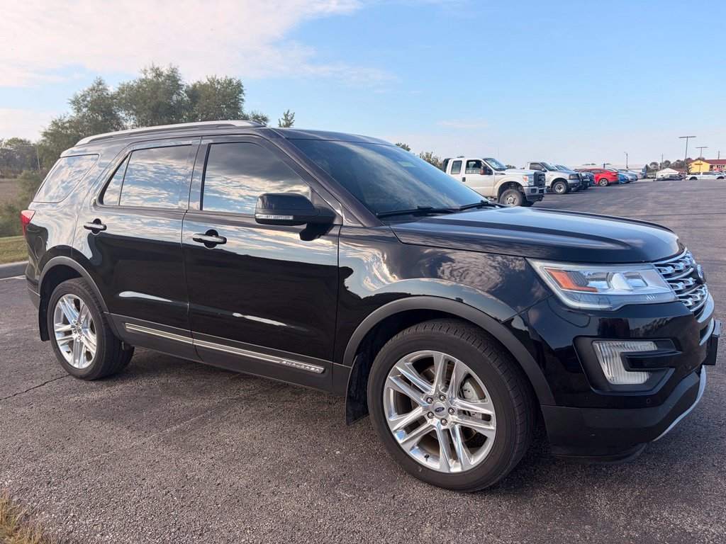 Used 2016 Ford Explorer XLT w/ Equipment Group 202A AWD/4WD image 3