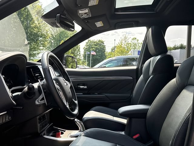 Used 2019 Mitsubishi Outlander 4WD Plug-In Hybrid image 9