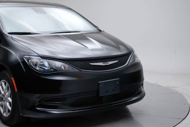 Used 2023 Chrysler Voyager LX image 10
